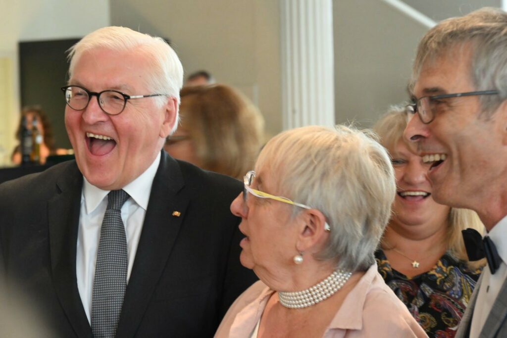 Inge Grein-Feil mit dem Bundespräsidenten Frank-Walter Steinmaier